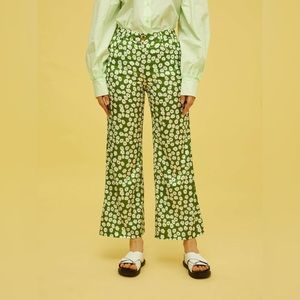 Cider green floral satin cropped flare trouser pant. Size medium.